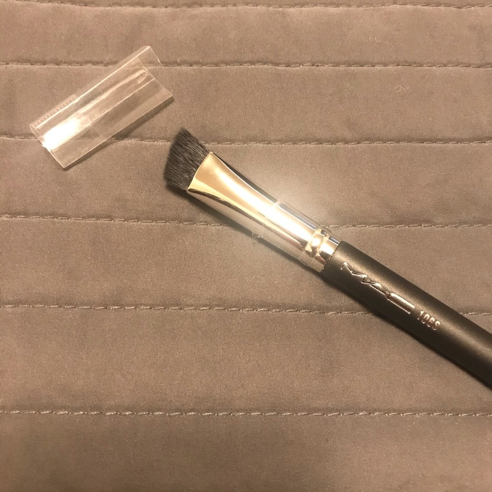 MAC brush#106s